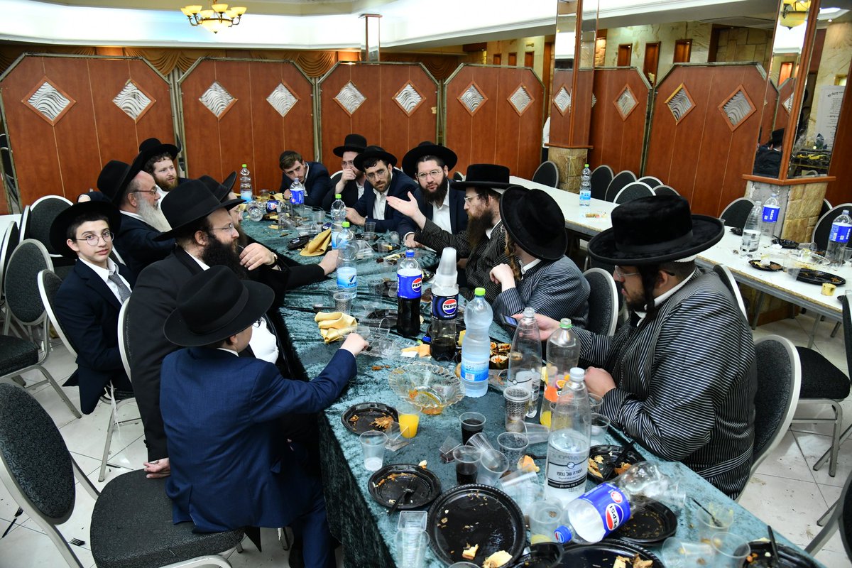 moshe_nayes's tweet image. לילה לפני הבוקר הדרמטי של הסגרת האברכים לכלא הצבאי - עסקני הגיוס של העדה החרדית והוועדה להצלת עולם התורה בדיון עירני אמש בשמחת בר המצווה לבן הרב אברהם יונה שטרנפלד נציג בני תרה באשדוד