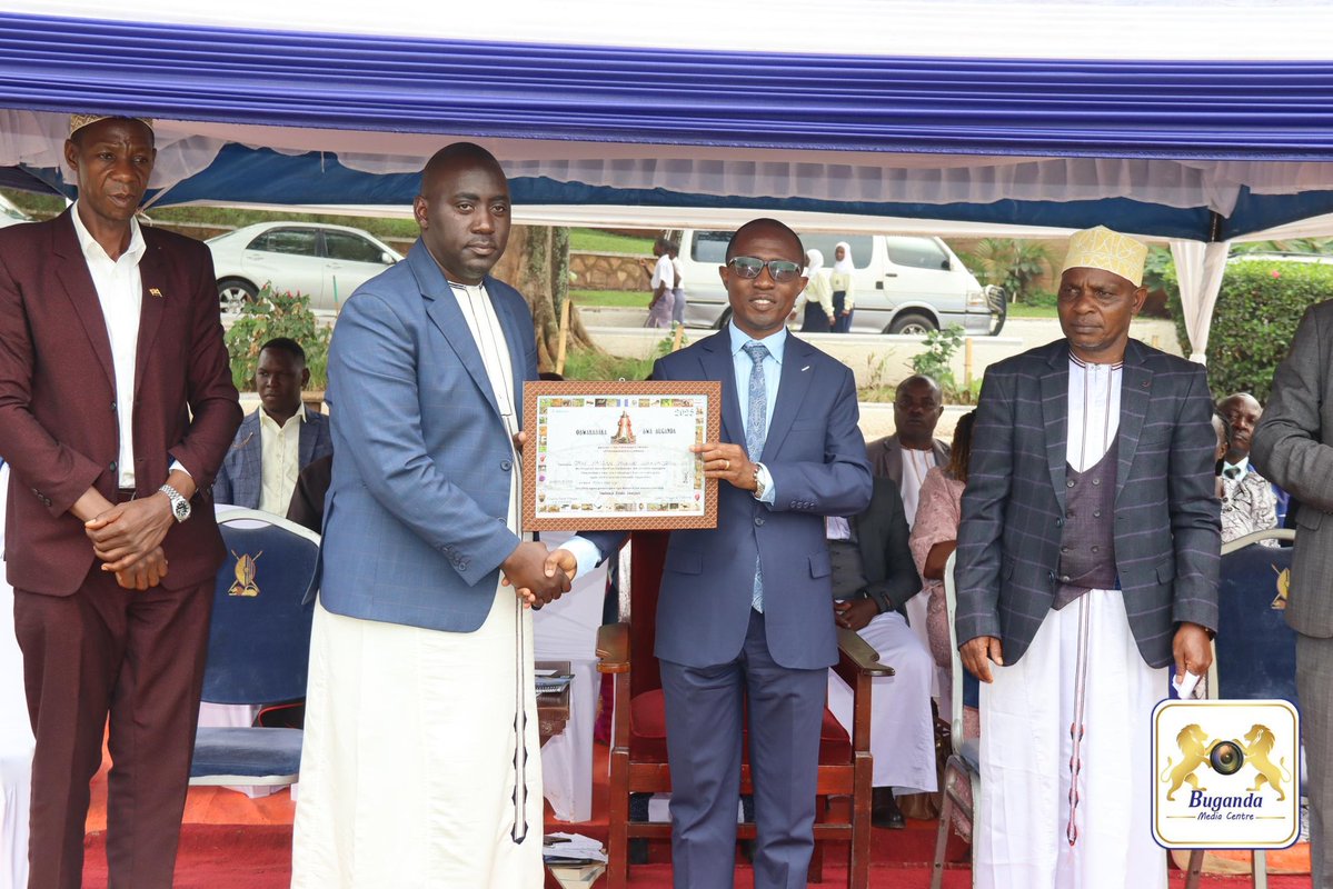 BugandaKingdom_'s tweet image. Obwakabaka buzzeemu okujjukiza gavumenti okuwa Uganda enfuga eya federo nga kino kijja kugiyambako okwetoolako obuvunanyizibwa obungi bwerina, nga buli kitundu kyekolera ku nsonga zaakyo.
Bino bibadde mu bubaka Katikkiro bw'atisse Minisita wa Gavumenti ez’Ebitundu Owek. Joseph…
