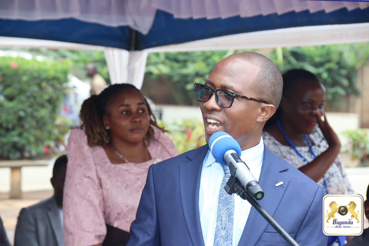BugandaKingdom_'s tweet image. Obwakabaka buzzeemu okujjukiza gavumenti okuwa Uganda enfuga eya federo nga kino kijja kugiyambako okwetoolako obuvunanyizibwa obungi bwerina, nga buli kitundu kyekolera ku nsonga zaakyo.
Bino bibadde mu bubaka Katikkiro bw'atisse Minisita wa Gavumenti ez’Ebitundu Owek. Joseph…