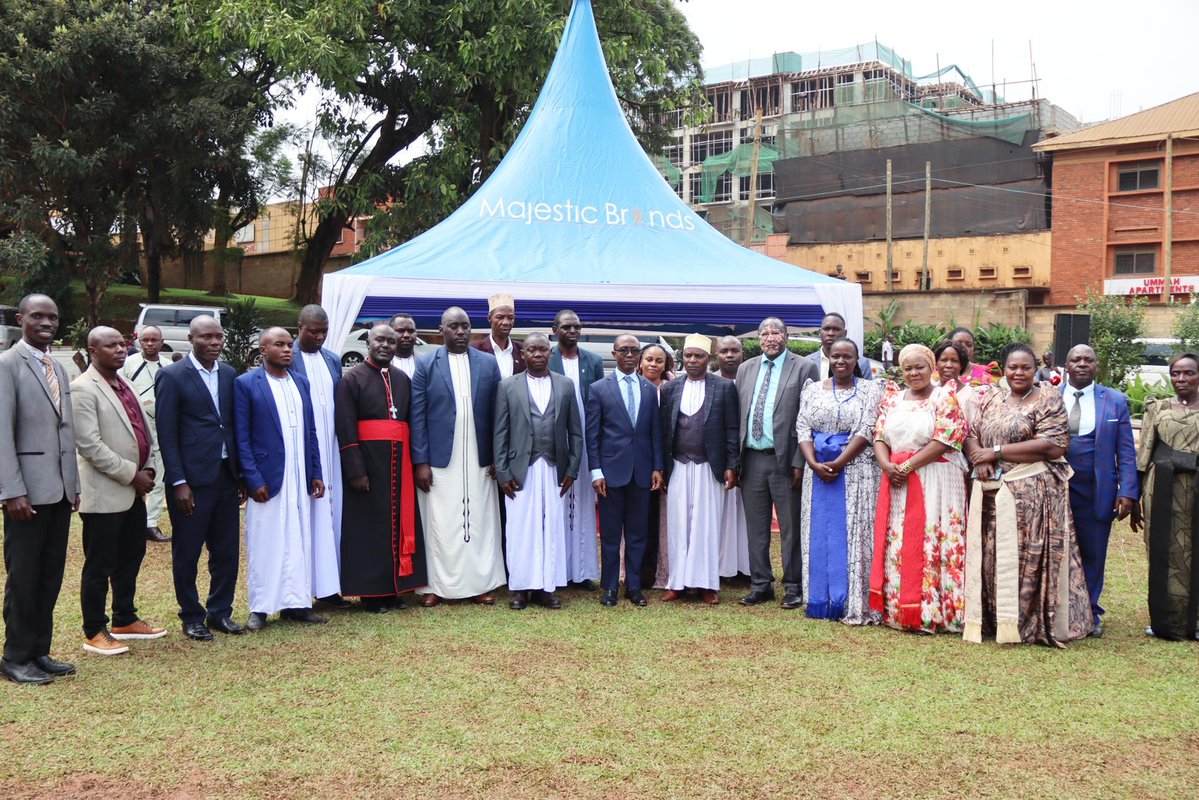 BugandaKingdom_'s tweet image. Obwakabaka buzzeemu okujjukiza gavumenti okuwa Uganda enfuga eya federo nga kino kijja kugiyambako okwetoolako obuvunanyizibwa obungi bwerina, nga buli kitundu kyekolera ku nsonga zaakyo.
Bino bibadde mu bubaka Katikkiro bw'atisse Minisita wa Gavumenti ez’Ebitundu Owek. Joseph…