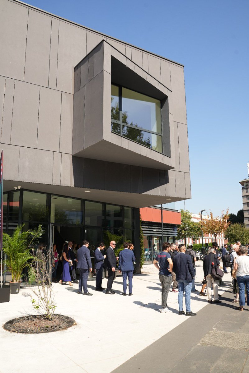 ComuneMI's tweet photo. A Milano oggi in via Ripamonti 88 c’è un nuovo spazio di @ComuneMI per l’innovazione e aperto alla cittadinanza, lo #SmartCityLab incubatore e acceleratore certificato, laboratorio di ricerca e sperimentazione di nuove soluzioni intelligenti. 
👉 https://t.co/Qgf2QUPtdW https://t.co/RSzBLlRDhz