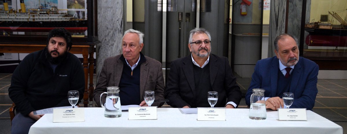 AnpComunicacion's tweet photo. 109º aniversario de ANP con ofrenda floral a Artigas e izado de banderas, a cargo del directorio y la Mtra. del @mtopuy, @LuciaEtchever11

Expusieron el Pdte. P. Genta; Vpdte. C. Mendiondo; Dir. vocal @jorgegandini y A. Díaz (SUPRA)

Obsequios a personal con 40 y 50 años de labor https://t.co/YvXK7dEwsV