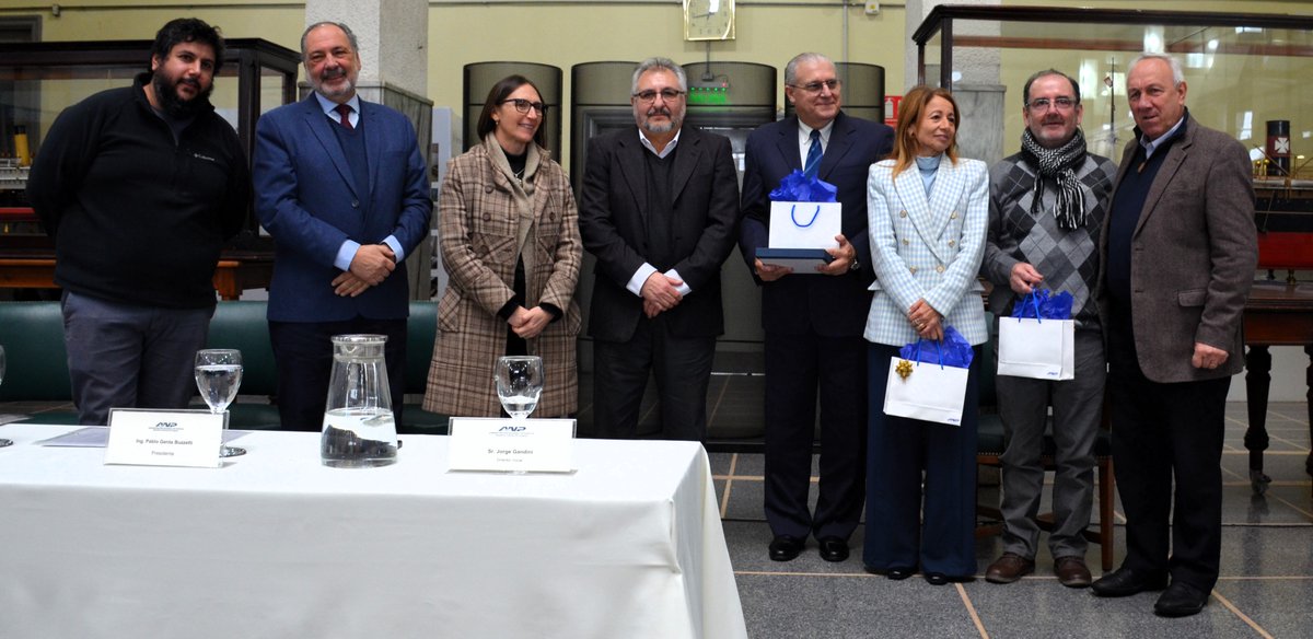 AnpComunicacion's tweet photo. 109º aniversario de ANP con ofrenda floral a Artigas e izado de banderas, a cargo del directorio y la Mtra. del @mtopuy, @LuciaEtchever11

Expusieron el Pdte. P. Genta; Vpdte. C. Mendiondo; Dir. vocal @jorgegandini y A. Díaz (SUPRA)

Obsequios a personal con 40 y 50 años de labor https://t.co/YvXK7dEwsV