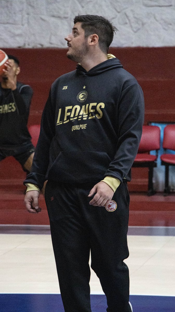 CDCLosLeones's tweet image. 🦁💼 ¡YA ESTÁ EN CASA!
Hoy se sumó oficialmente @A7Perezz como asistente técnico del plantel adulto masculino y ya tuvo su primer entrenamiento junto al equipo. 🏀🔥
🇪🇸 Desde España al Cubil Felino, se incorpora al staff liderado por Guillermo Frutos para esta temporada
