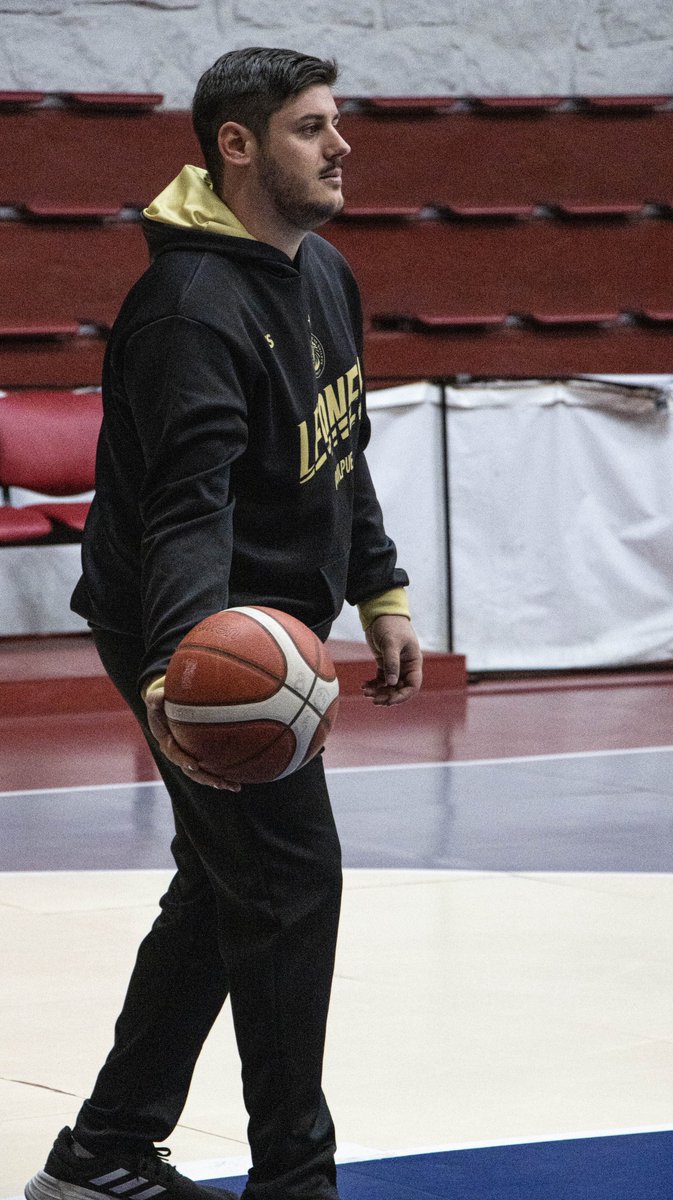 CDCLosLeones's tweet image. 🦁💼 ¡YA ESTÁ EN CASA!
Hoy se sumó oficialmente @A7Perezz como asistente técnico del plantel adulto masculino y ya tuvo su primer entrenamiento junto al equipo. 🏀🔥
🇪🇸 Desde España al Cubil Felino, se incorpora al staff liderado por Guillermo Frutos para esta temporada