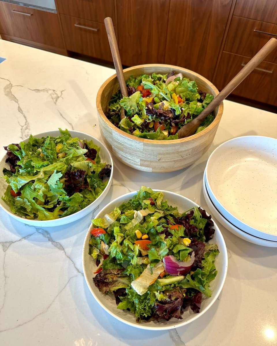 BubblyMoments's tweet image. Serve in style with this wooden &amp;amp; ceramic bowl set — perfect for pasta, salad, and all your hosting dreams! 🥗✨

🛍️ Shop here: amzlink.to/az0mggYQjukO7

#KitchenStyle #ServingSet #HomeDining #AmazonFinds #TabletopDecor