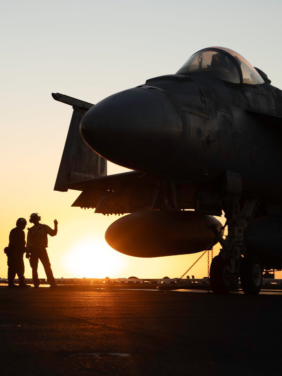 AmYisraelChai_X's tweet image. 🇺🇸F/A-18E Super Hornet, photographed aboard the flight deck of Nimitz-class aircraft carrier USS George Washington.