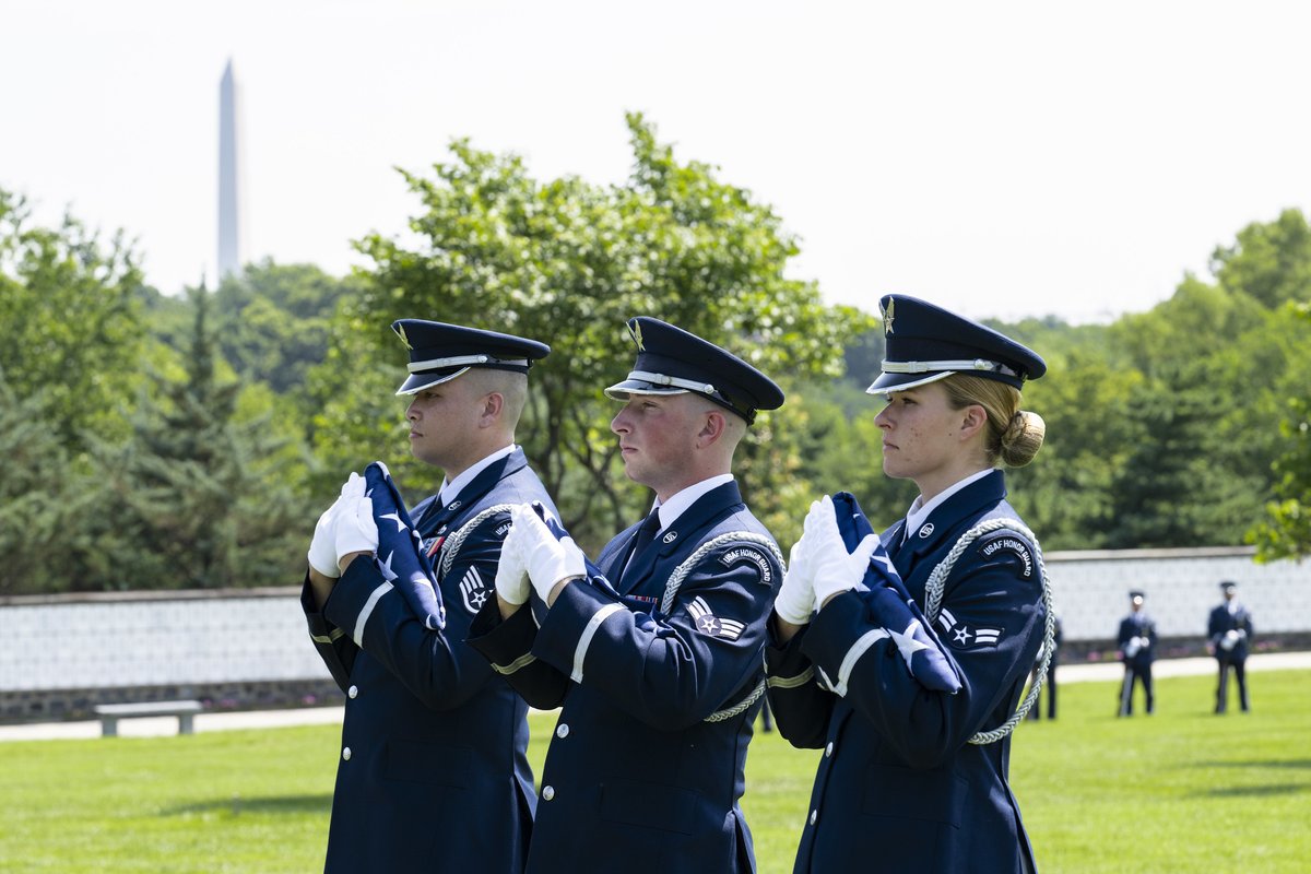 ArlingtonNatl's tweet image. “Welcome Home, Brother”: Vietnam Pilot Lt. Col. Donald "Donny” Downing Laid to Rest: arlingtoncemetery.mil/Blog/Post/1478…
📸 Elizabeth Fraser
More photos: flickr.com/photos/arlingt…
