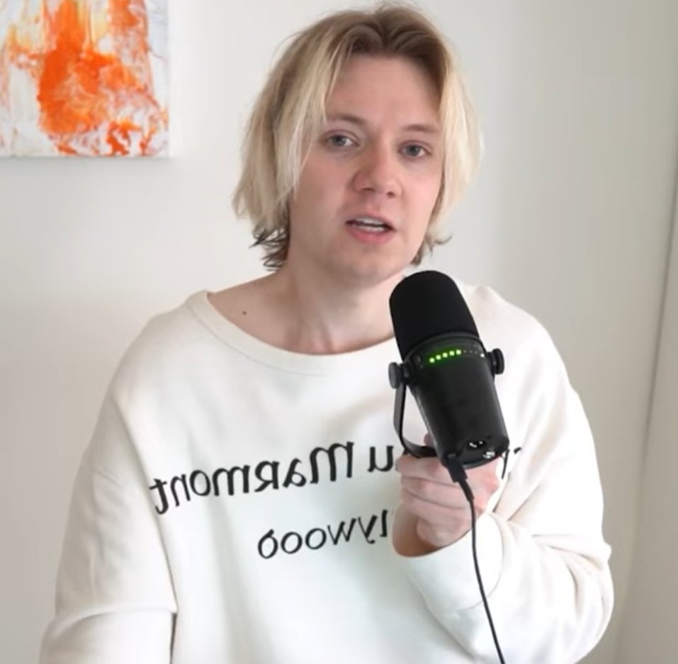 Saammuel's tweet image. Why does Pyrocynical look like the divorced mother of three children.