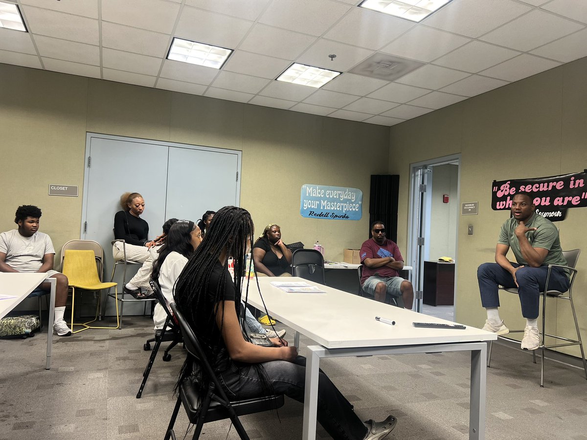 CMWendellFelder's tweet image. Had a great time speaking with the talented students of the Deanwood Radio Broadcast Program. Their questions were sharp, their passion was real—and they’re on track to become incredible journalists. The future of journalism is bright!