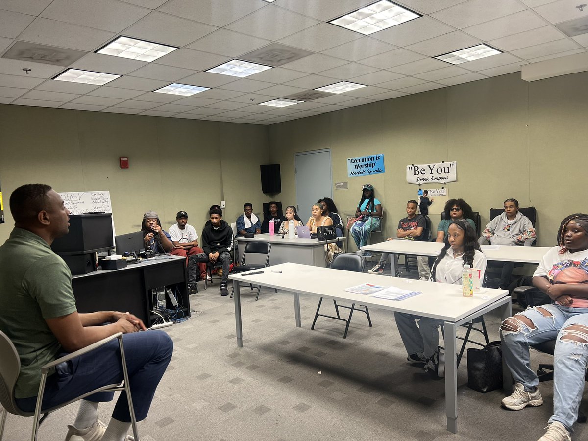 CMWendellFelder's tweet image. Had a great time speaking with the talented students of the Deanwood Radio Broadcast Program. Their questions were sharp, their passion was real—and they’re on track to become incredible journalists. The future of journalism is bright!
