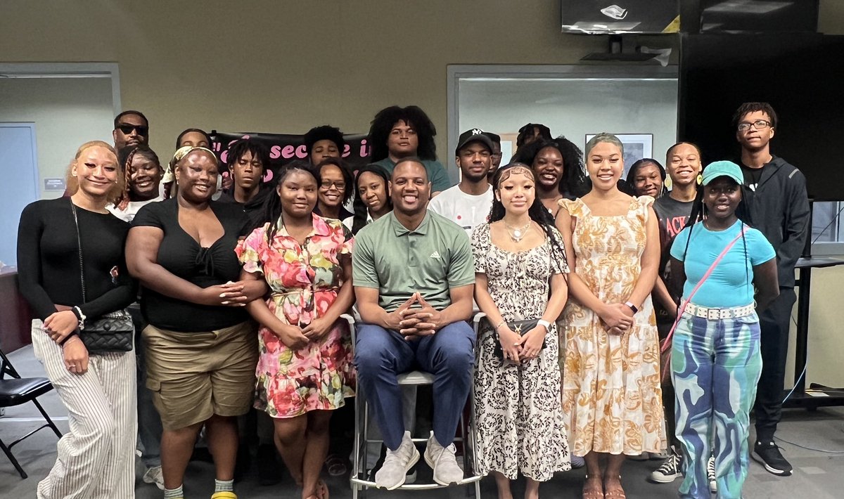 CMWendellFelder's tweet image. Had a great time speaking with the talented students of the Deanwood Radio Broadcast Program. Their questions were sharp, their passion was real—and they’re on track to become incredible journalists. The future of journalism is bright!