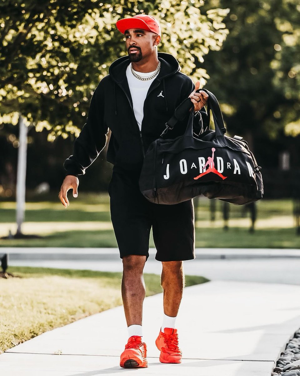 ModernNotoriety's tweet image. Jalen Hurts arrives to Eagles training camp in the upcoming Jordan Trunner OS