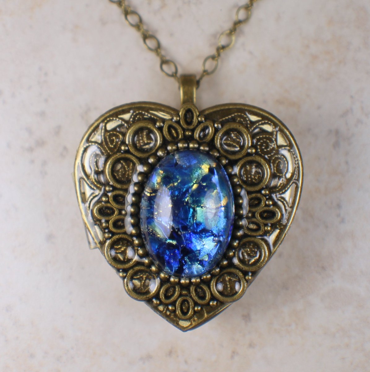 charsfavorite's tweet image. Discover the enchanting Sapphire Blue Glass Opal Music Box Locket for just $100. A perfect keepsake that blends beauty and melody. Capture moments forever! #HandcraftedJewelry #MusicBoxArt
Shop Now charsfavoritethings.com/products/emera…
