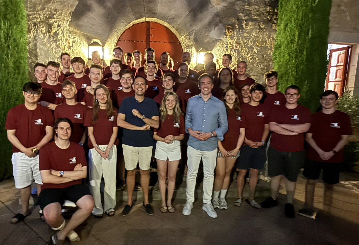 tomvangrieken's tweet image. Het klinkt misschien cliché, maar het is gewoon waar: de jeugd is de toekomst.
Ik spreek altijd met veel plezier voor de @vbjongeren , zoals hier op hun zomeruniversiteit in Barcelona. Het is geweldig om te zien hoe jonge talenten zich klaarmaken voor de toekomst. Veel succes…