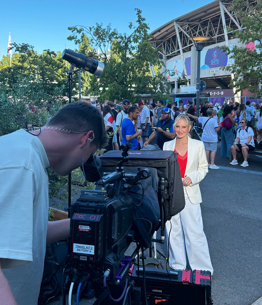 SkyJacquie's tweet image. Match day @WEURO2025 will @Lionesses make it 3 major finals in a row or will Italy make it for the first time since 97 - @SkyNews live from Lake Geneva Le Petit Plage this morning & from the Stadium tonight with @RobHarris & England fans 🏴🇮🇹