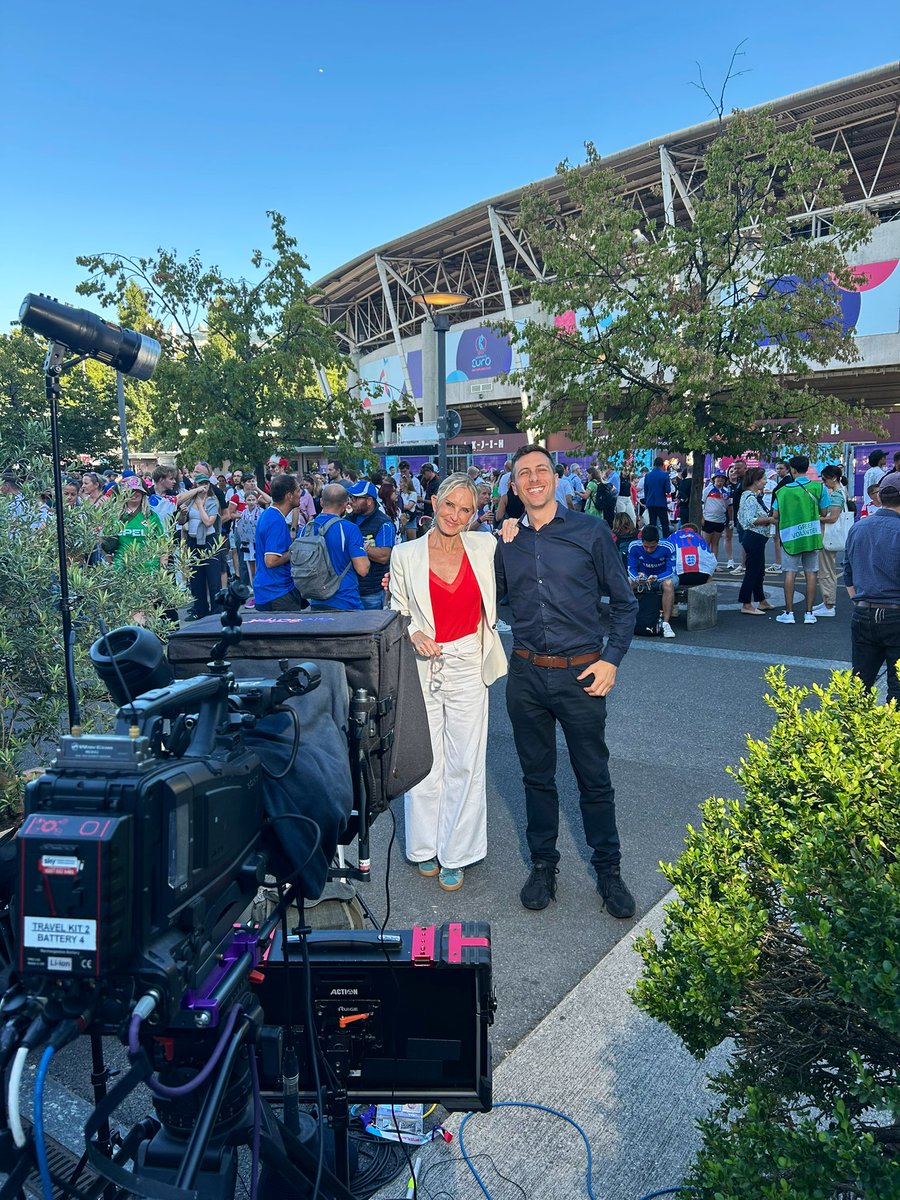 SkyJacquie's tweet image. Match day @WEURO2025 will @Lionesses make it 3 major finals in a row or will Italy make it for the first time since 97 - @SkyNews live from Lake Geneva Le Petit Plage this morning & from the Stadium tonight with @RobHarris & England fans 🏴🇮🇹