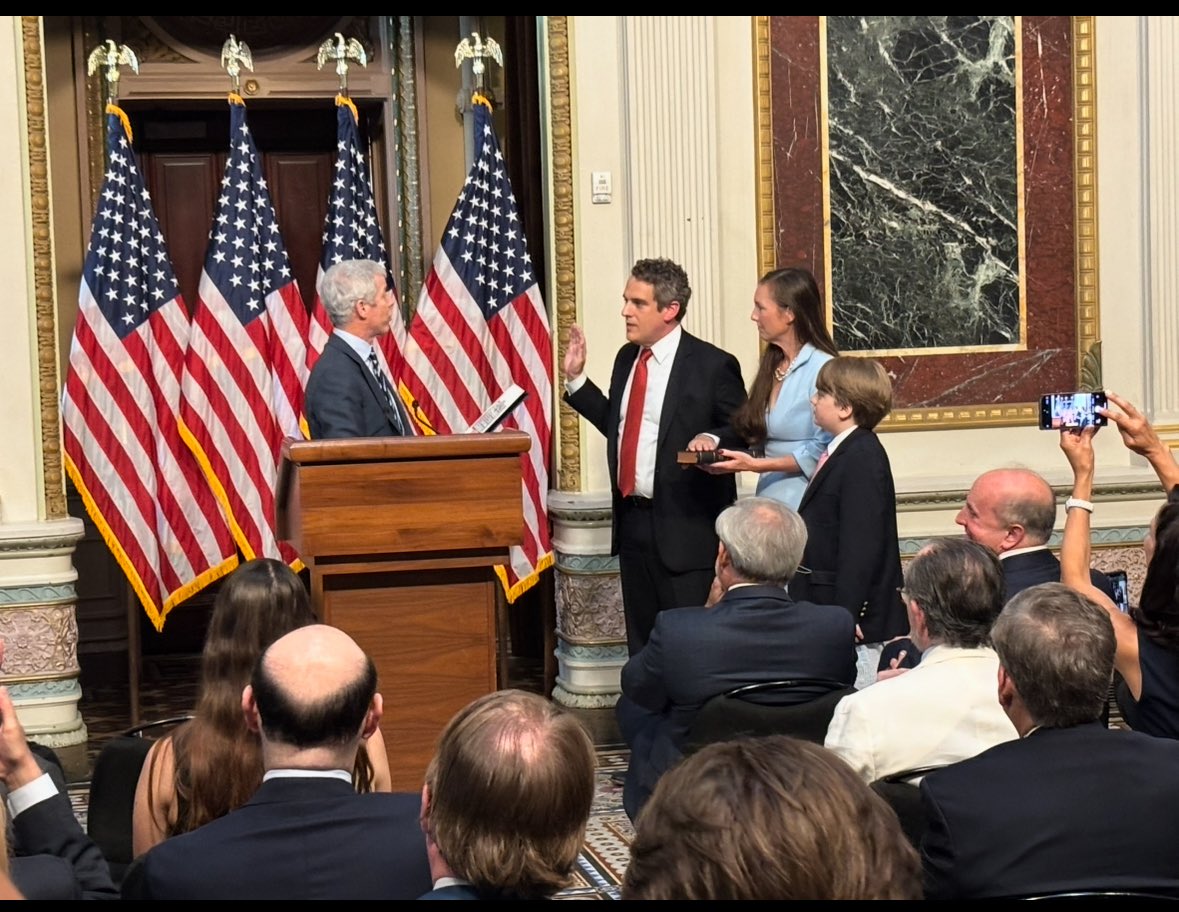 JeffClarkUS's tweet image. I was pleased yesterday to attend Deputy Secretary of Energy James Danly’s ceremonial swearing in at the White House’s Indian Treaty Room.
James and I both clerked for Judge Boggs, who is in the first picture.
James was sworn in by Energy Secretary @SecretaryWright.…