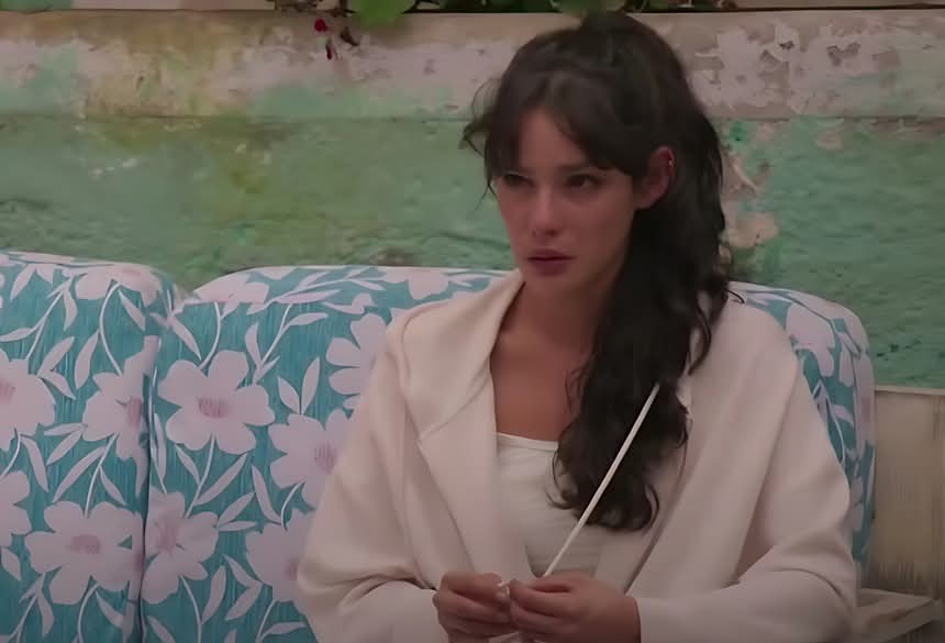 leotubeoficiall's tweet image. As Filhas da Senhora Garcia 
Decidida a se vingar das Garcias, Suzana mente para a dona da casa e faz Valéria ser despejada. Valéria acaba chorando na rua, cercada por suas coisas, enquanto Suzana comemora a maldade. 

#AsFilhasDaSenhoraGarcia #Novela #Vingança  #Mentiras