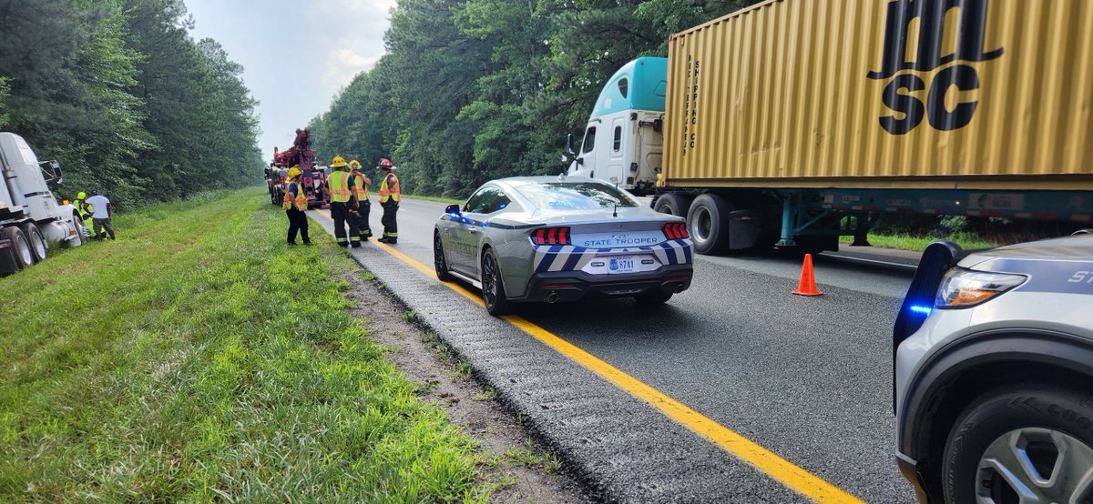 VSPPIO's tweet image. One of the Virginia State Police Mustangs was on the scene of a crash this past weekend on I-64 in New Kent.
Proud to have our team ready and responding swiftly to keep everyone safe! 🚔 #VASPOnTheScene #PublicSafety #VirginiaStatePolice