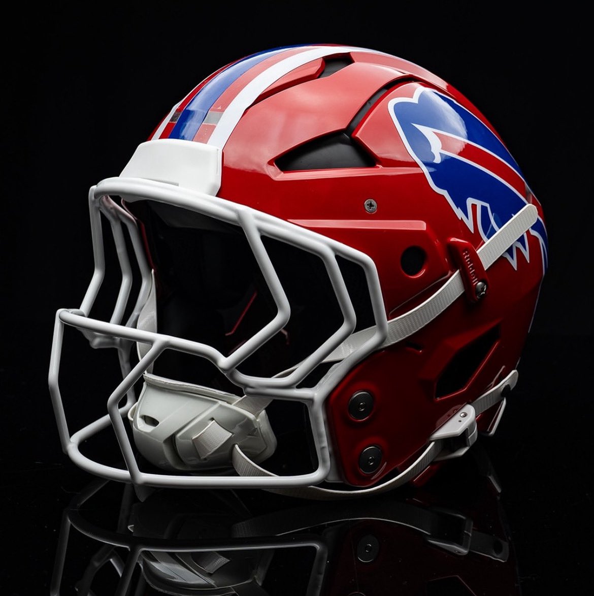pbattle__'s tweet image. It’s back. And it’s glorious‼️New/old red alternate helmets back in the Bills lineup 🙌