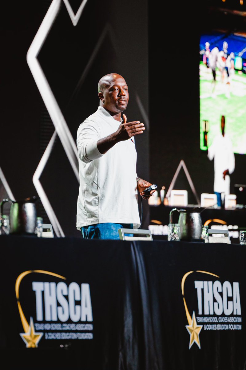 UTSAFTBL's tweet image. Closing our time at THSCA out with a great presentation from @CoachJP3 ! π
#210TriangleOfToughness x #THSCA