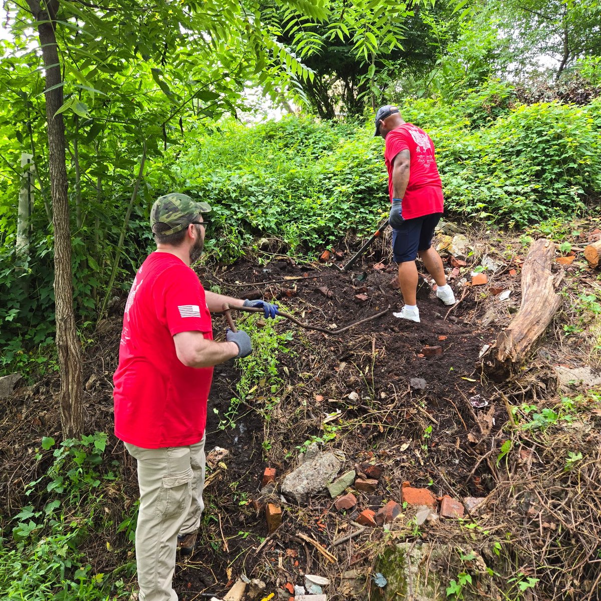 OperationVAV's tweet image. Service to country, service to community 🇺🇸
USMC veteran & VAV #Pennsylvania state leader Dennis Miller joined @studentvets & @missioncontinue at the SVA Regional Summit on Friday to help restore Pittsburgh’s South Side Park.
Join other PA veterans: buff.ly/sPMcDSh