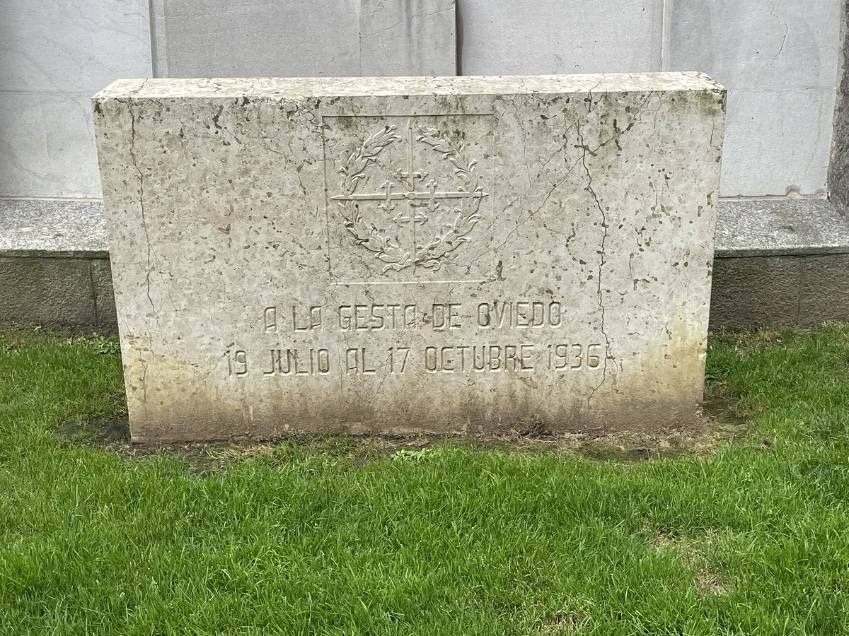 aleznes's tweet image. No sé por qué seguimos teniendo esta mierda en Oviedo. La Ley de Memoria Histórica de adorno…