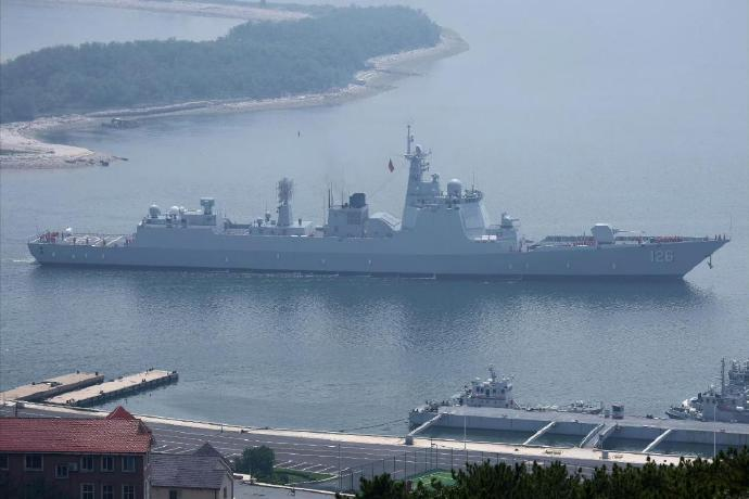 senolenis's tweet image. Yeni bir Type-052DG hizmete girdi. Toplam 30 gemi aktif, 4-5 gemi deniz denemelerinde. Diğer gemiler ise inşa halinde. 40+ bir üretim olabilir.