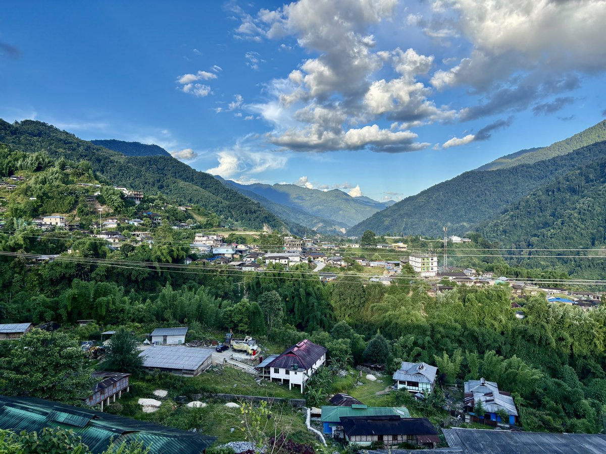 kumey_kurung's tweet photo. Koloriang : where emerald hills cradle a town of serene charm and the clouds descend like old friends, whispering stories of Arunachal’s timeless beauty. 🌿🏔️ #Koloriang #ArunachalPradesh #IncredibleIndia https://t.co/9N6Rna3Rau