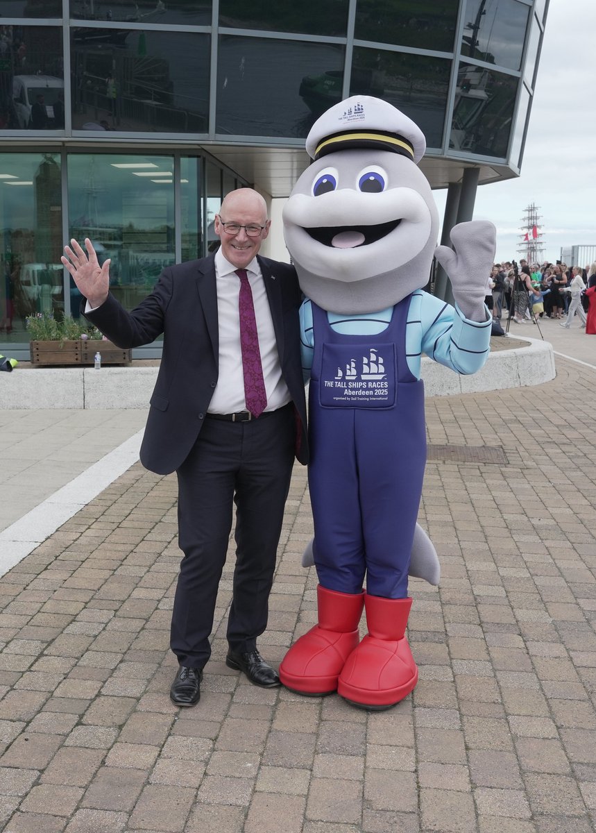 ScotGovFM's tweet image. On the final day of @tallshipsabdn First Minister @JohnSwinney met Youth Sail trainees, volunteers and organisers to watch the Parade of Sail. ⚓
@ScotGov is committed to supporting major events that raise Scotland's profile on the world stage and help grow our economy.