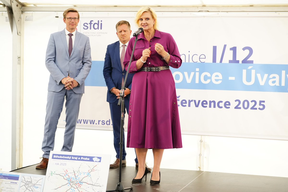 PPeckova's tweet image. Stavba silnice I/12 Běchovice - Úvaly zahájena! 🛣️👏🏼 Čekalo se na ni 20 let.
✅ 2 mil. kubíků zeminy se na místě přesune, nebudou se odvážet, vzniknout třeba protihlukové valy
✅ 730 tis. tun kameniva se naveze
✅ 170 tis. tun asfaltových směsí bude potřeba
✅ 70 tis. kubíků…