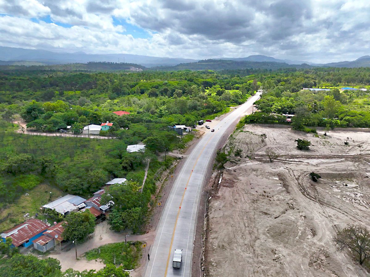 Canal8_hn's tweet photo. #Canal8 || 🚧 ¡Todo listo! En pocos minutos, la Presidenta @XiomaraCastroZ inaugurará el nuevo tramo de concreto hidráulico de 27 km en la CA-6, una vía clave que une el centro y oriente de Honduras. 🛣️🇭🇳
#XiomaraSíCumple #Honduras #C8Informa https://t.co/op9mSNAIzY