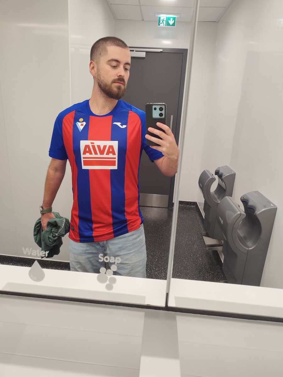 ShinySimkin's tweet photo. Me convertí en un kiwi y gane una camiseta del Eibar en un Kahoot de la empresa https://t.co/aYaIHH9iQj