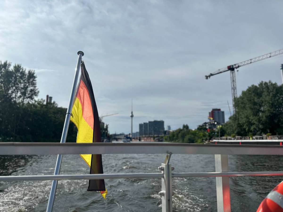 TobiasMPeterka's tweet image. Heute Vormittag stand ein spannendes Informationsgespräch im Bundesministerium der Finanzen auf dem Programm unserer Besuchergruppe. Den Abschluss bildete eine eindrucksvolle Schiffsrundfahrt auf der Spree, das war für viele ein echtes Highlight.