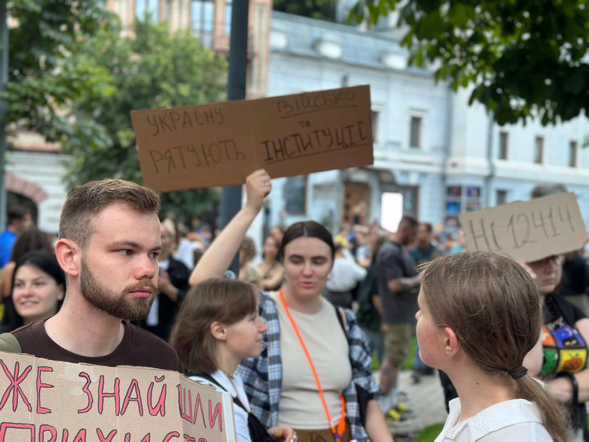 mattia_n's tweet image. Crowds are surging in Kyiv with people protesting against the government’s attacks on the anti-corruption institutions. Signs and Chants range from Ukraine will be saved by the armed forces and institutions and bring back Europe to we are f**** tired of the Office of President.