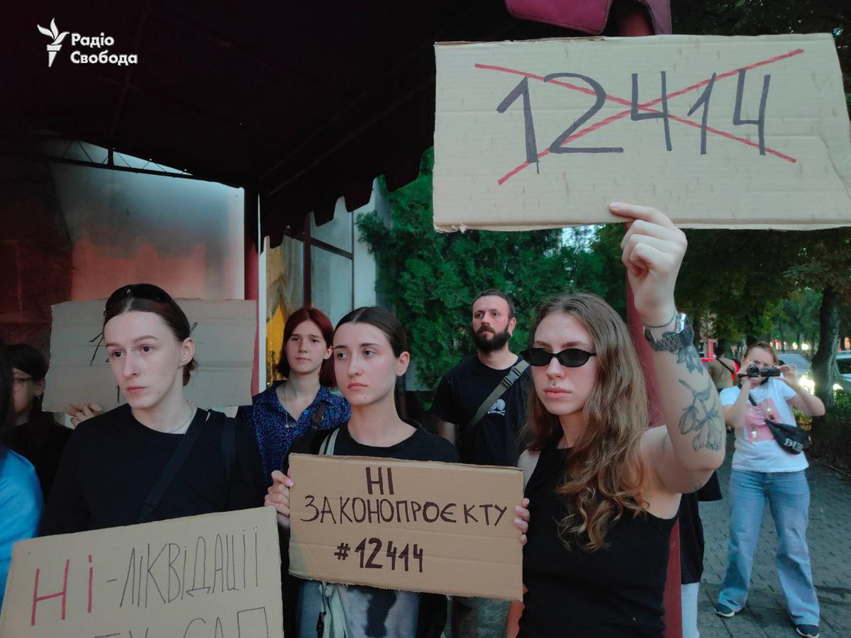 IrynaVoichuk's tweet image. Hundreds of residents in Kyiv and Dnipro took to the streets to protest against an outrageous bill restricting the independence of anti-corruption bodies in Ukraine.
📷Radio Svoboda