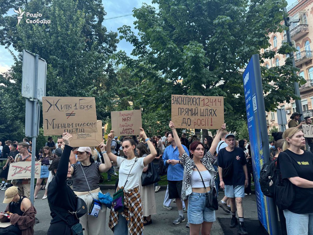 IrynaVoichuk's tweet image. Hundreds of residents in Kyiv and Dnipro took to the streets to protest against an outrageous bill restricting the independence of anti-corruption bodies in Ukraine.
📷Radio Svoboda