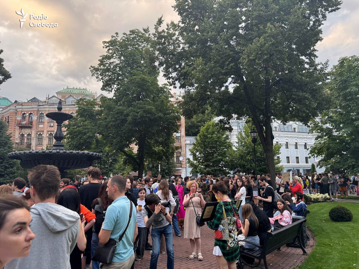 IrynaVoichuk's tweet image. Hundreds of residents in Kyiv and Dnipro took to the streets to protest against an outrageous bill restricting the independence of anti-corruption bodies in Ukraine.
📷Radio Svoboda