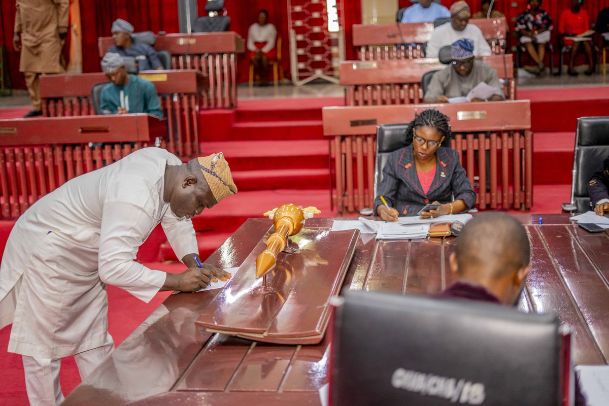 Adebo_ogund's tweet image. At today’s plenary session, we deliberated on key motions and reports addressing justice, environmental safety, disaster relief, and healthcare modernization:
A report was reviewed on operationalizing Grade C Customary Courts to reduce the burden on higher courts and bring…
