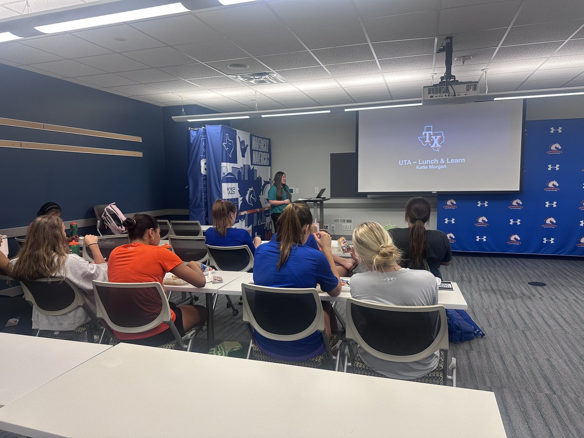 UTA_SA_Dev's tweet image. Yesterday, we had an amazing “Locker Room Talk” with our @utamavsvb team featuring Katie Morgan from the Texas Rangers! ⚾️💼
Katie shared her journey from being a college student-athlete to building a successful career with the Rangers.