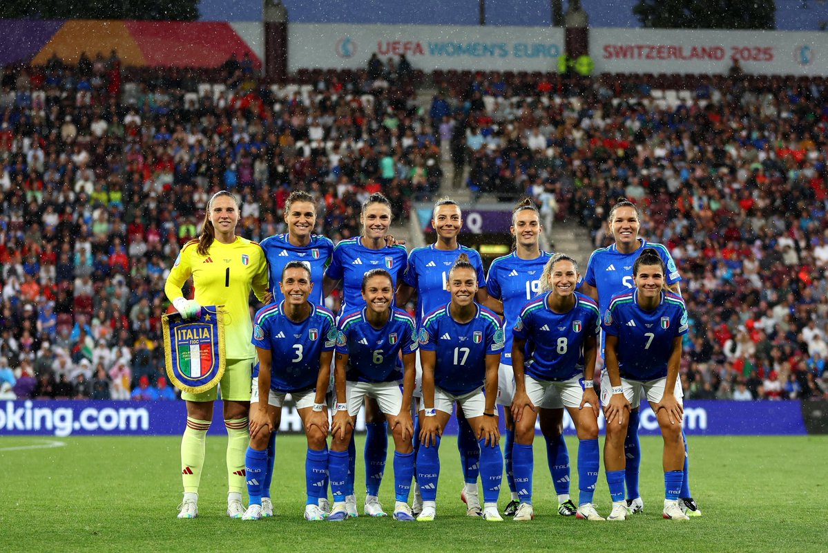😕🇮🇹 Italia juega hoy en la #WEURO2025 su primera semifinal de un gran torneo de selecciones femeninas en el siglo XXI, pero en su país "nadie se entera".

Los medios deportivos apenas le han dado cobertura al gran torneo que ha jugado la Azzurre y hoy, en La Gazzetta dello