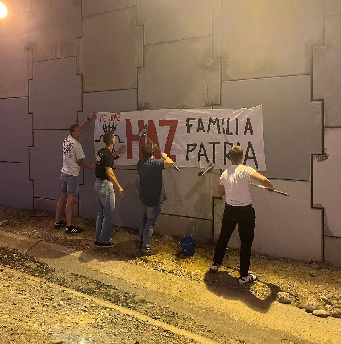 🔴Frente a las modas antinacionales, el materialismo del Sistema, las medias tintas, la mediocridad y lo antinatural. 

👩🏻‍🤝‍👨🏼HAZ FAMILIA
❤️‍🔥HAZ PATRIA

⚫¡Arriba España!
