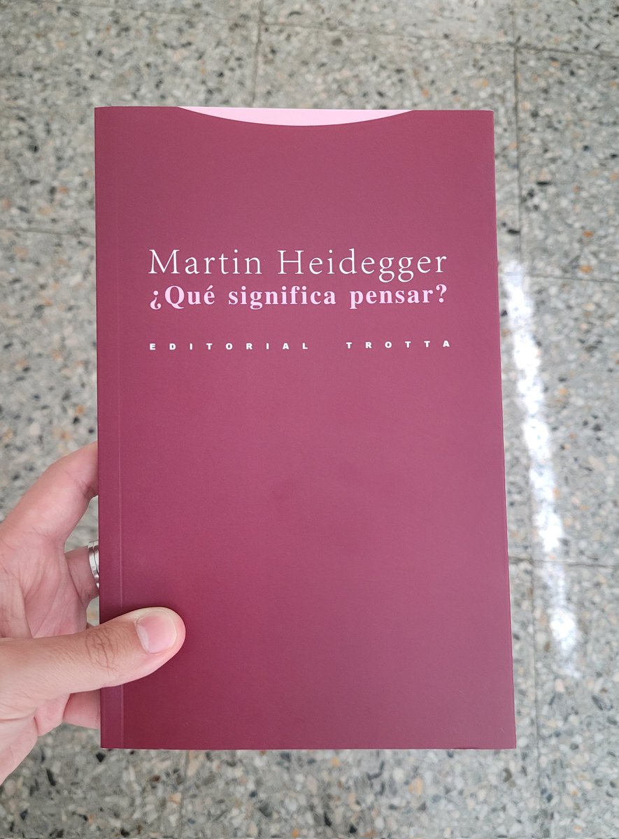 En «¿Qué significa pensar?» se recogen los cursos que impartió Heidegger en invierno y verano de 1951-52.
Profundiza en la relación entre pensar y lenguaje, afirmando que el lenguaje es la casa del ser.
Solo desde una palabra poética puede el pensamiento auténtico suceder.