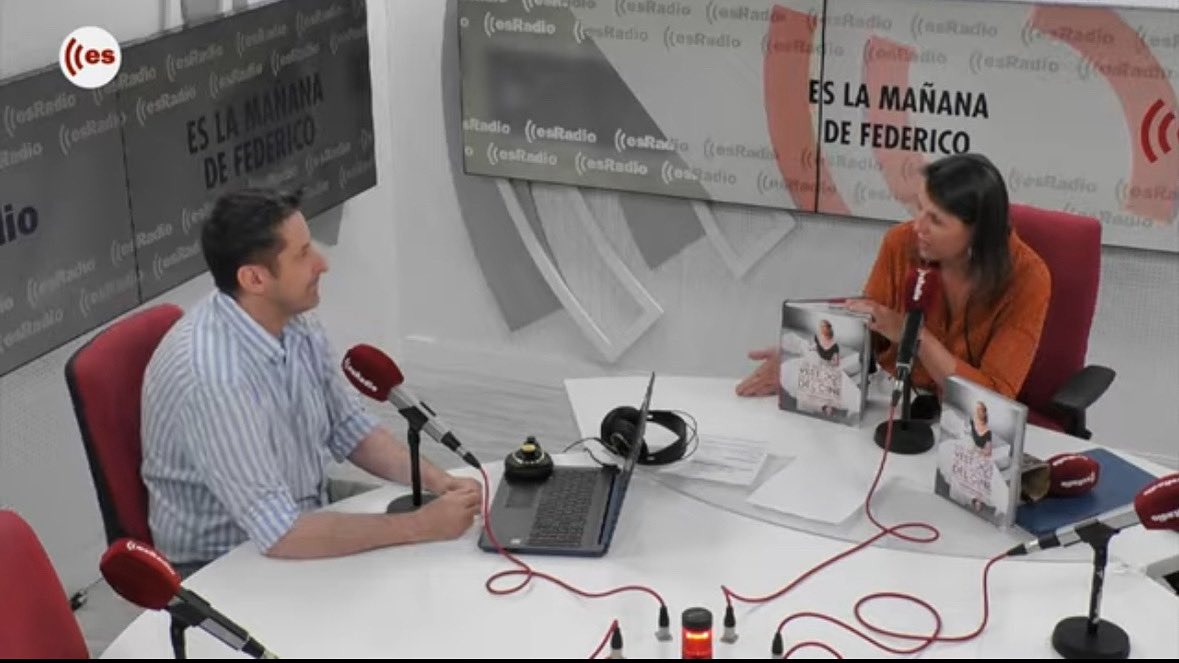 Notorious_Ed's tweet image. Agradecemos a Isabel González @isabelgl la estupenda entrevista que le ha hecho a Guillermo Balmori a propósito de su nuevo libro “Los mejores vestidos de la Historia del Cine” en el programa @eslamananadeFJL de @esRadio
Aquí, la entrevista completa: m.youtube.com/watch?v=XMTDtn…