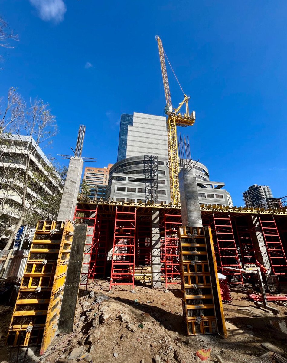 designdeputy's tweet image. 🚨NEW DEVELOPMENT: Cape Town is getting 418 affordable housing apartments in the middle of the city centre👏
🔴 Storeys: 12
🔴 Apartments: 418
🔴 Completion: end of 2026
🔴 Location: 23 Lower Long Street, Cape Town CBD