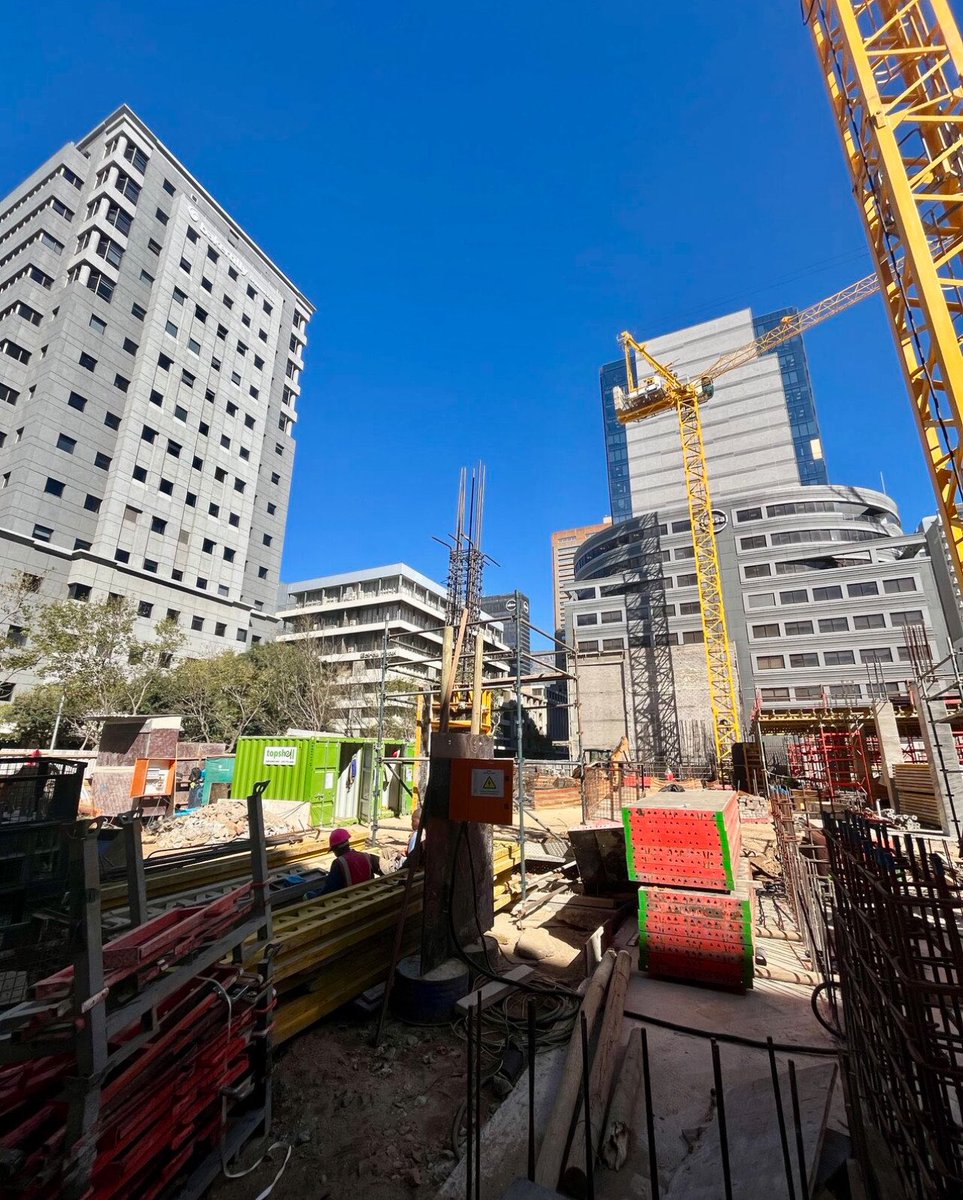 designdeputy's tweet image. 🚨NEW DEVELOPMENT: Cape Town is getting 418 affordable housing apartments in the middle of the city centre👏
🔴 Storeys: 12
🔴 Apartments: 418
🔴 Completion: end of 2026
🔴 Location: 23 Lower Long Street, Cape Town CBD
