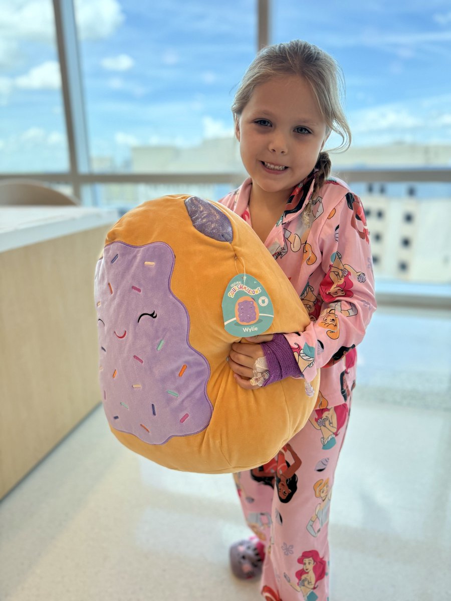 JDCHospital's tweet image. Life’s better with sprinkles, especially on National Sprinkle Day! 🍩💖
Thanks to @dunkindonuts Joy in Childhood Foundation, JDCH patients got to decorate donuts and enjoy sweet moments that brighten the healing journey. ✨ #JDCHFoundation