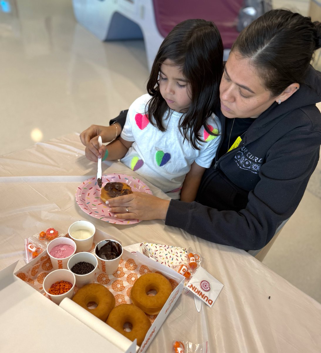 JDCHospital's tweet image. Life’s better with sprinkles, especially on National Sprinkle Day! 🍩💖
Thanks to @dunkindonuts Joy in Childhood Foundation, JDCH patients got to decorate donuts and enjoy sweet moments that brighten the healing journey. ✨ #JDCHFoundation