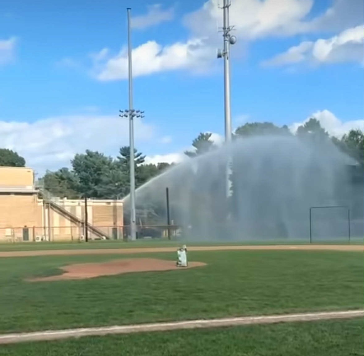 TheMoCoShow's tweet image. MCFRS Issues Clarification and Apology After Montgomery Blair Baseball Field Flooding
Click below for full article.
mocoshow.com/2025/07/22/mcf…